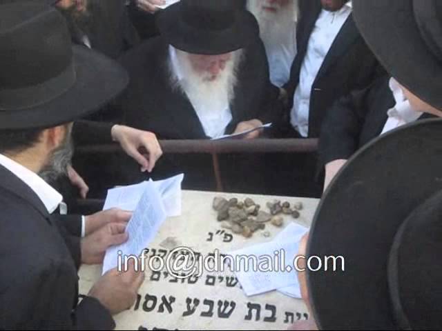 R' Chaim Kaniesvky Davening @ His Wife's Kever On Her Yahrtzeit  Tishrei 5773