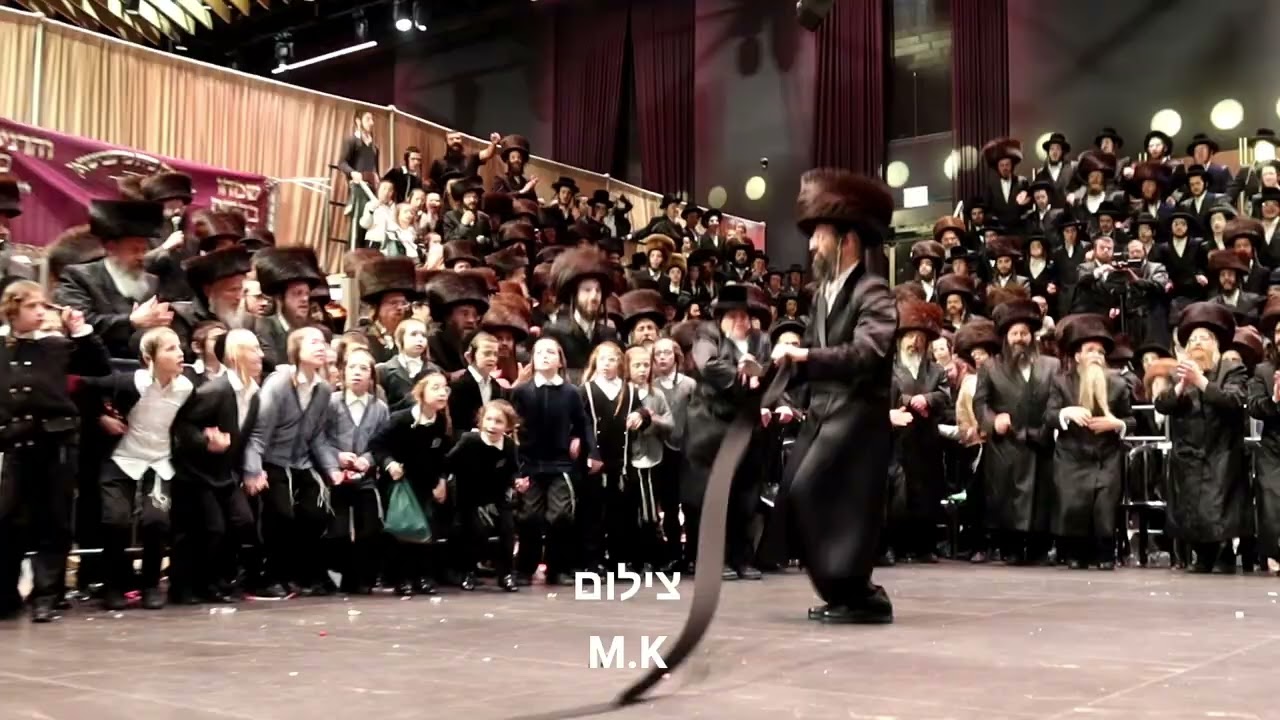 כ"ק מרן האדמו"ר מזוועהיל שליט"א בריקוד מצווה טאנץ בשמחת החתונה של בנו