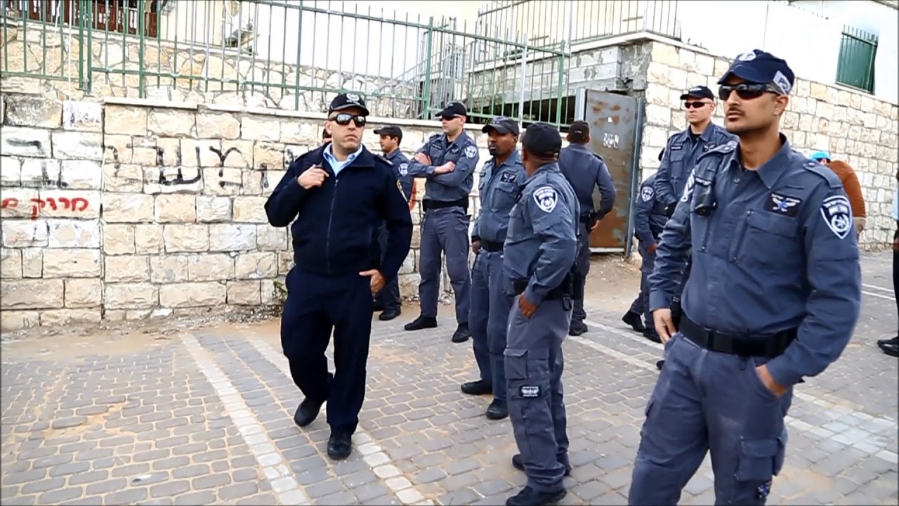 הסרת שלטי צניעות בבית שמש