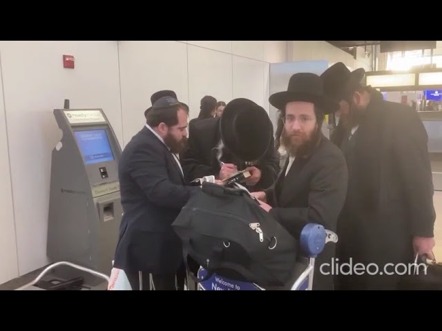 Stanislav Rebbe Visits ChabadAir Booth - Shvat 5783