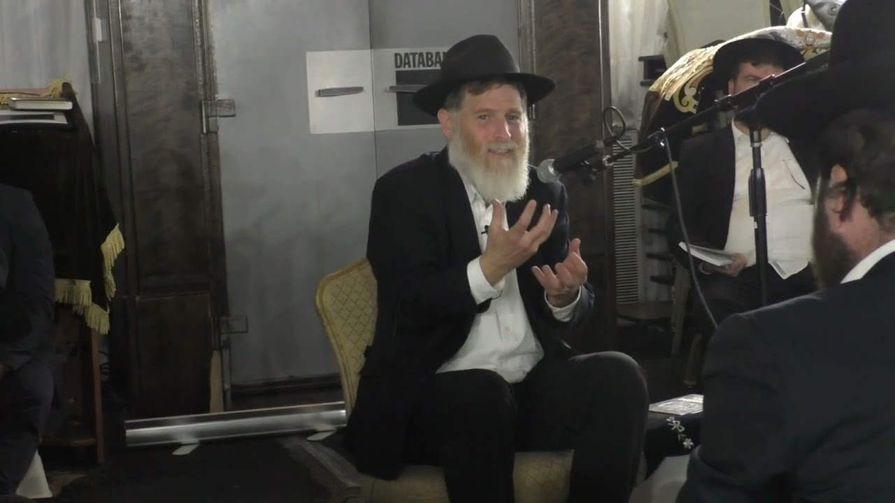 Rabbi Daniel Coren speaking at Eicha on Tisha Bav 2025 at Scheiner's Shul