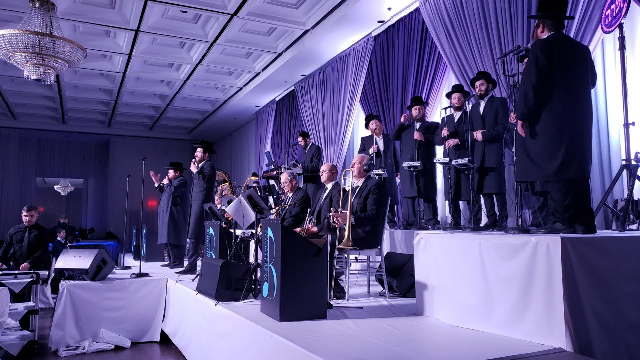 Thousands Dancing At Siyem Hashas Event In Montreal