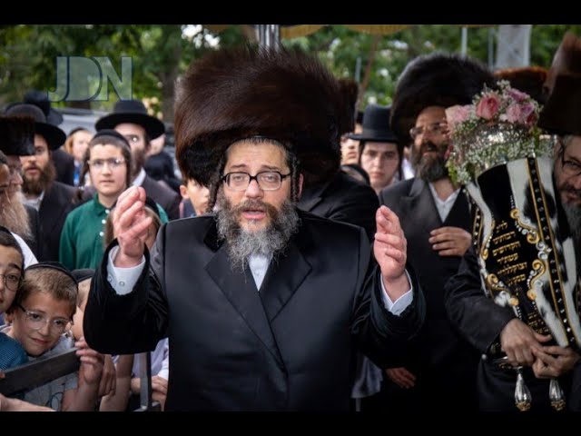 כ"ק אדמו"ר מסקולען לייקווד שליט"א בכתיבת האותיות לספר תורה שנכנס ל'סטרלינג פארעסט