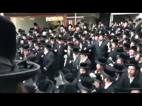 Hundreds at The Levaya Of Zvil And Viznitz Rebbe's Grandchild - Teves 5778