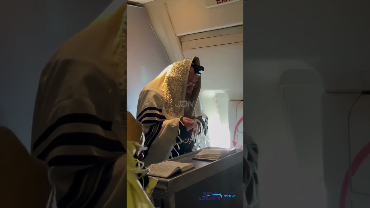 האדמו"ר מטאהש ביי תפילת שחרית אויפן טשארטער פליגער ביים מסע הקודש צום שטאט טאהש