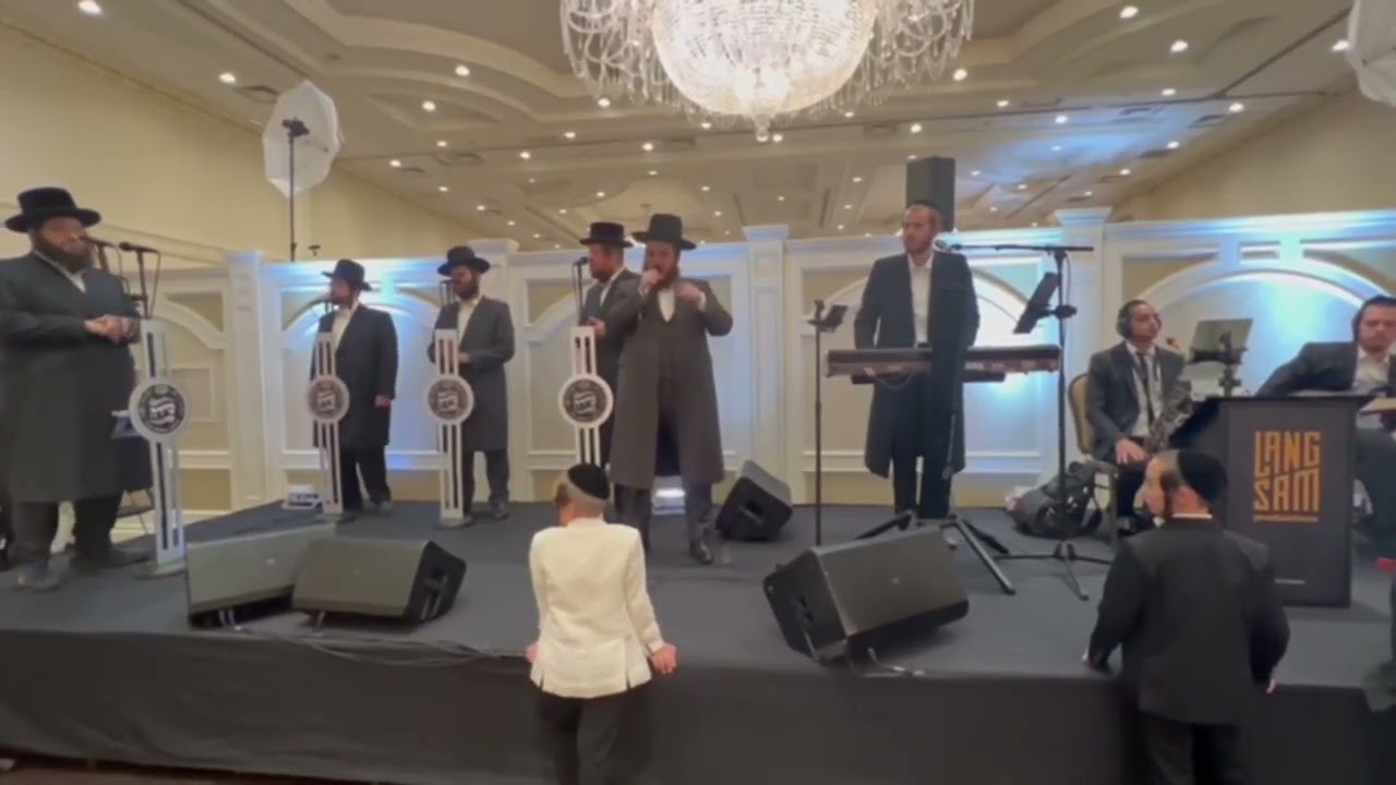 יידי ביאלסטוצקי עם הקלידן הערשי לאנגסאם ומקהלת שירה