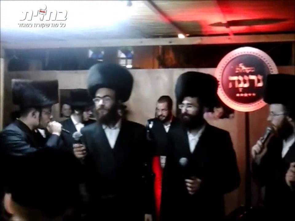 הזמר מוישי ניילנדר ומקהלת 'נרננה' בשמחת בית השואבה בספינקא-ירושלים
