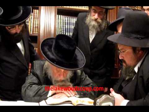Hagaon Reb Yecheskel Roth And Rabbi Walkin About Worms In Fish