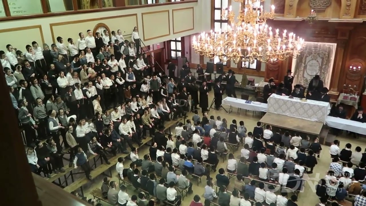 האדמו"ר מראחמיסטריווקא ביים מסיבת חנוכה מיט די ילדי התלמוד תורה