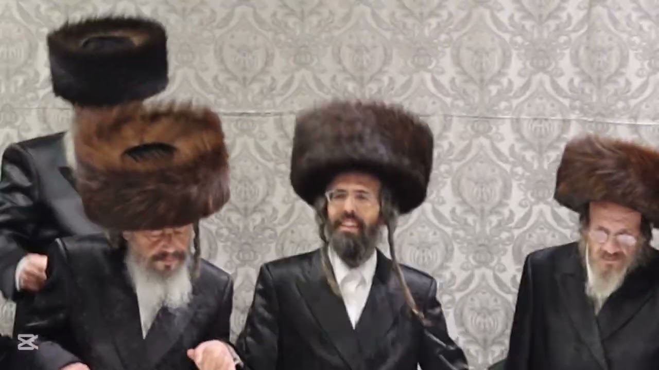 כ"ק מרן האדמו"ר  שליט"א בריקוד סוער במהלך שמחת בית השואבה המרכזית