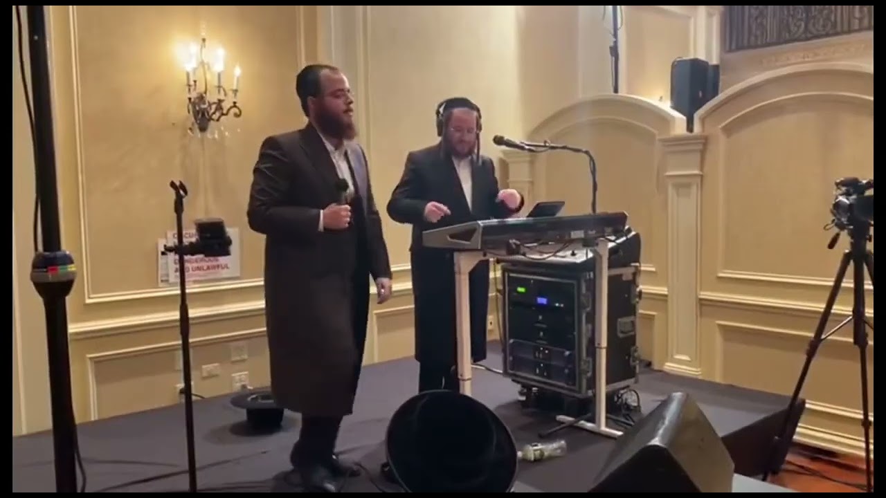 מקהלת יונגערליך עם יידי ביאלסטוצקי והקלידן אברומי ברקו
