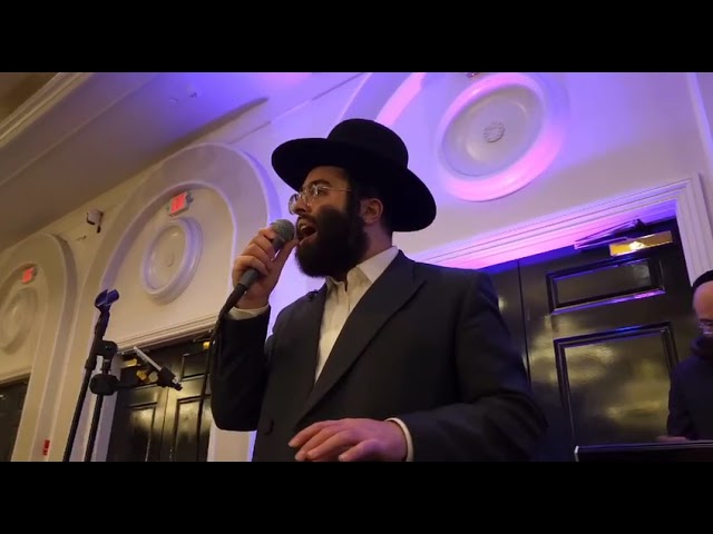 ״ותוסף אסתר״ שמעיה פישר עם הקלידן יוסי גולדמן