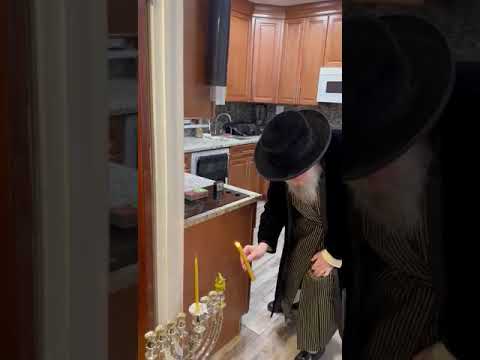 הדלקת נר א' דחנוכה בחצה"ק לעלוב בבארא פארק