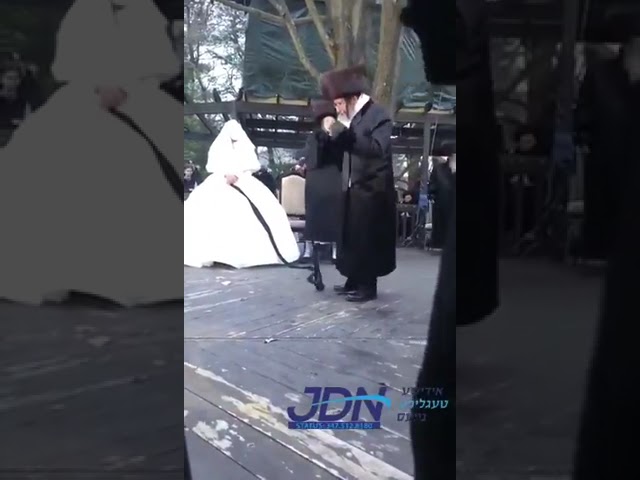 כ"ק אדמו"ר מסקולען שליט"א רוקד מצוה טאנץ בזמן הקורונה עם כפפות בחוץ