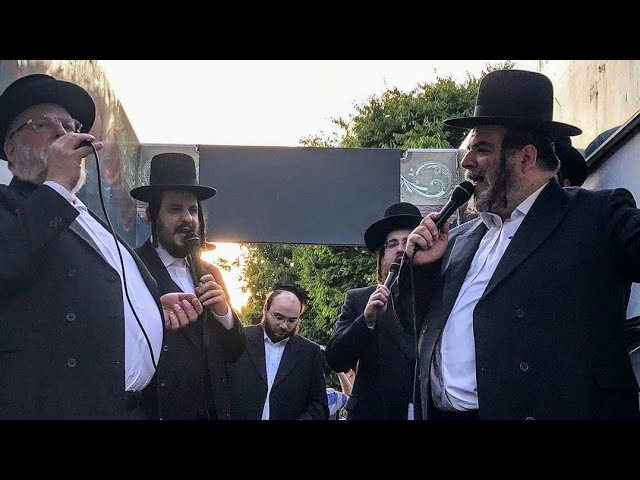 Michoel Schnitzler With Mezamrim Choir & Asher Ringel At A Beautiful Hachnusas Seifer Torah!