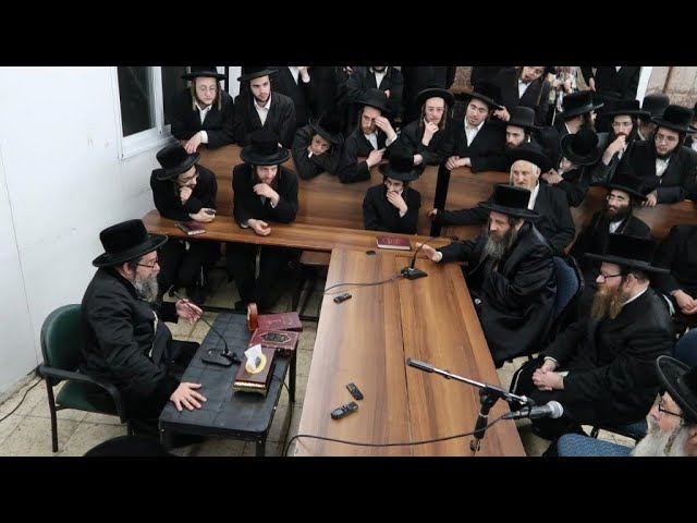 אדמו"ר מפיטסבורג שליט"א בניחום אבלים אצל אדמו"ר מסקולען ירושלים על פטירת אחיו מהרי"י מסקולען זצ"ל