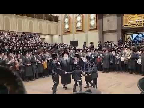 מעמד הכנסת ספר תורה אין בית המדרש באבוב שנכתב לע"נ מרדכי זאב האלבערשטאם ז"ל