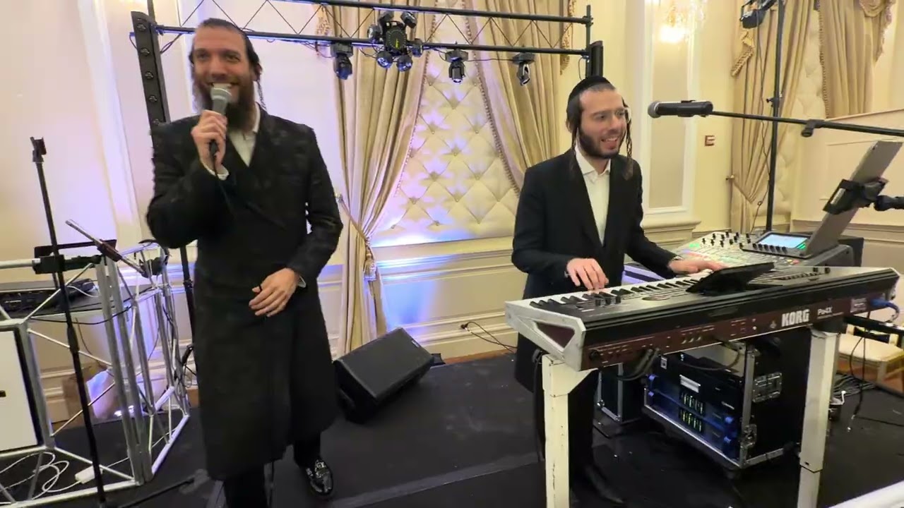 Beri Weber singing at the wedding of Fully Oliel & Weber | 🎹 Yoiny Fischer on the Keys.
