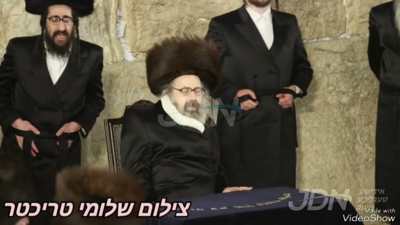 האדמו”ר מוויזניץ לאנדאן איז מתפלל ביים כותל המערבי
