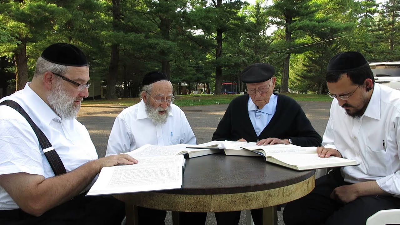Beautiful Torah Shiur on the field in the Catskill Mountains