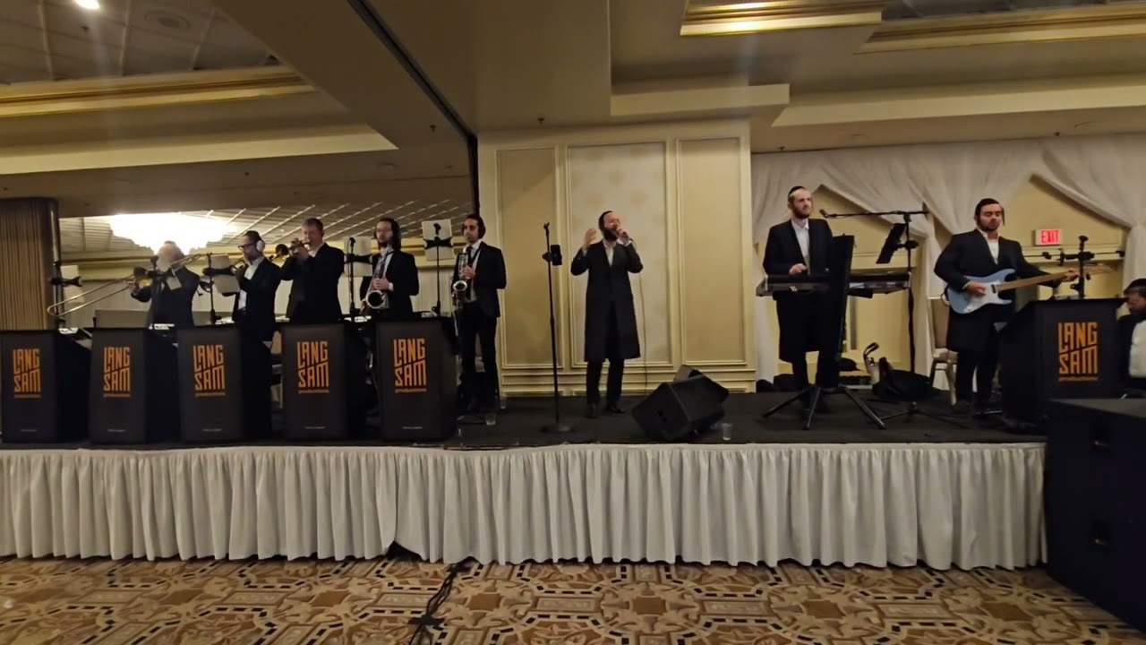 מנחם מושקוביץ עם התזמורת של הערשי לאנגסאם ״כל העולם כולו״