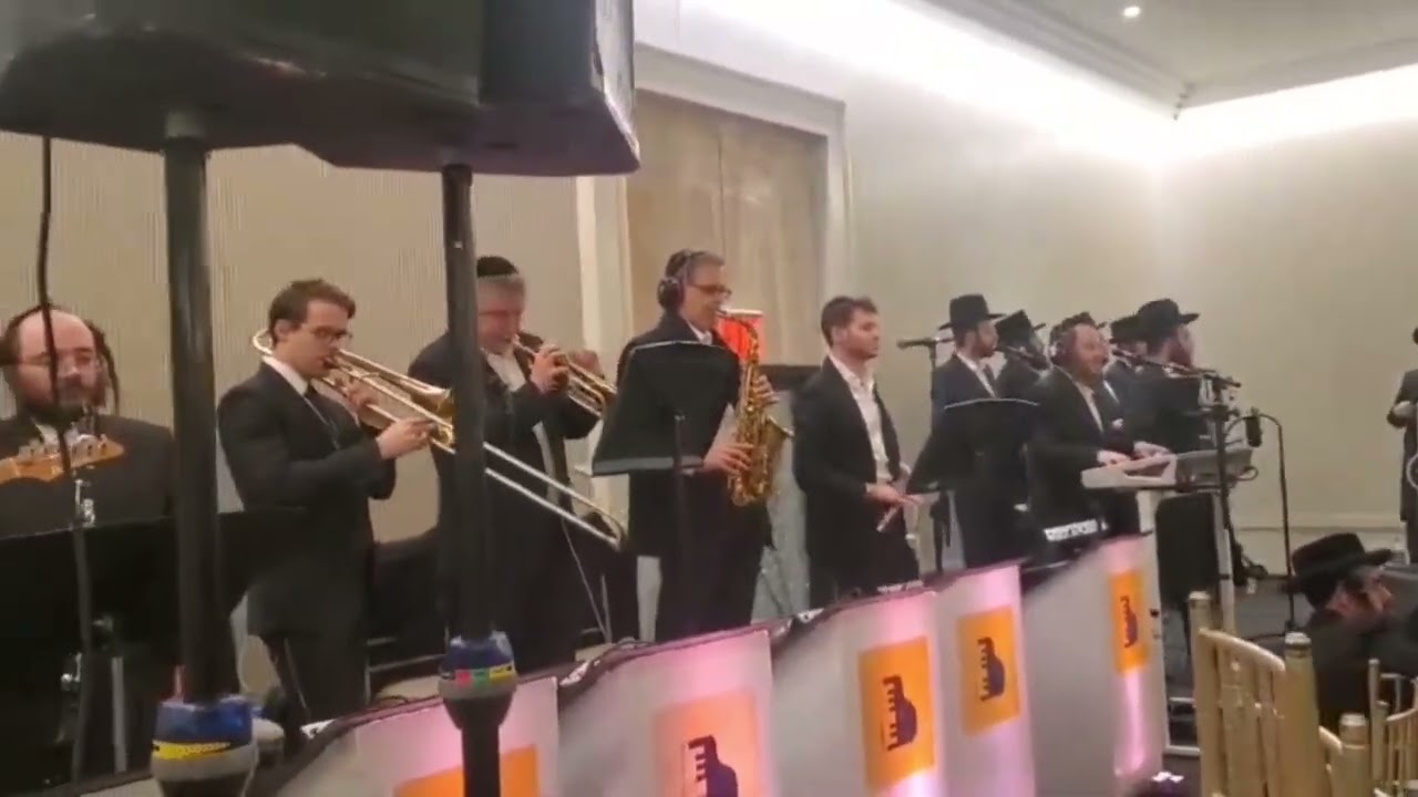 Avrumi Berko 🎹 Yidi Bialostozky, Meilech Braunstein 🎤 Shira Choir