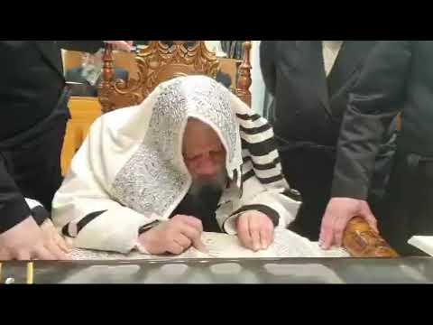 האדמו"ר מקאפיטשיניץ בקריאת המגילה ליל שושן פורים תשפ"ד