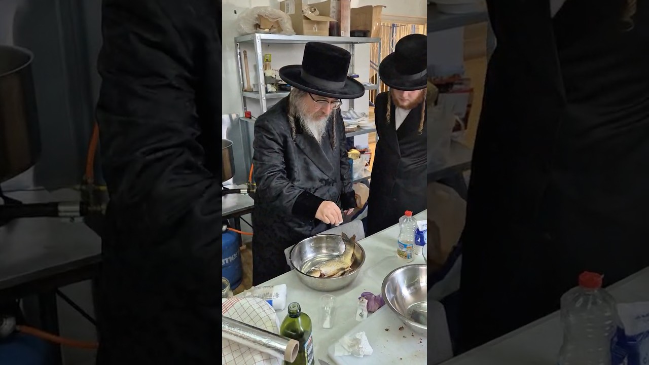 האדמו״ר מביאלה ב״ב מטבל את הדג בערב שבת קודש בעיירת פשיסחא