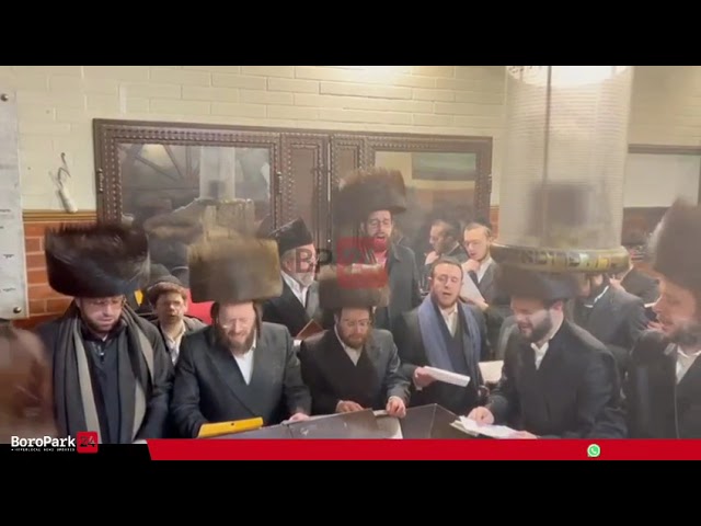 Adas Chasidim Kehila, with their Rov Rav Yoel Friedman, following an uplifting Shabbos in Kerestir.