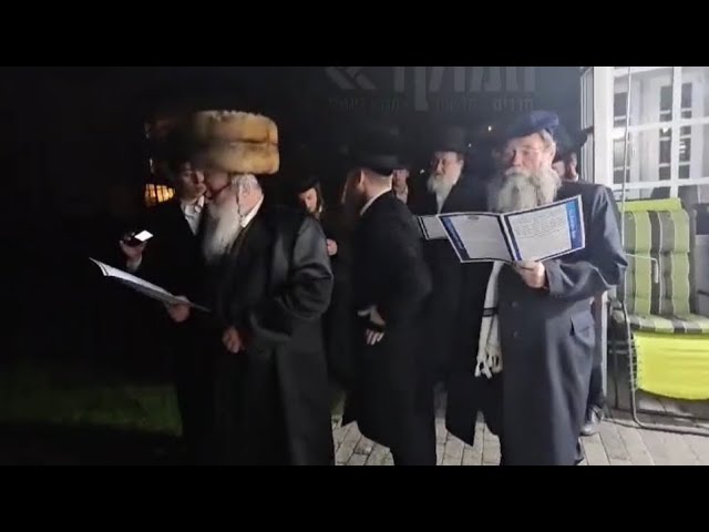Koznitz Rebbe Making Kiddush Levanah | האדמו”ר מקאזניץ שליט”א בקידוש לבנה