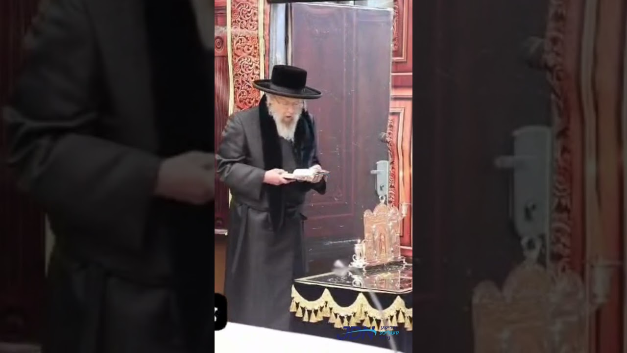 האדמו"ר מפינסק קארלין ביי הדלקת נרות חנוכה - ליל א' חנוכה