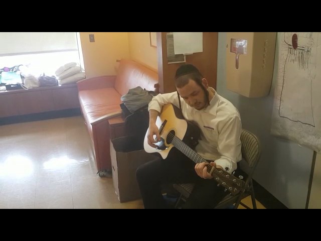 Echud mi yodea - Motty Ilowitz singing in hospital (Carlebach) אחד מי יודע