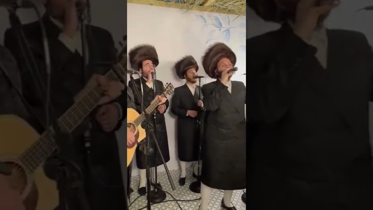 שמחת בית השואבה בירושלים מקהלת מלכות  עם זאנוייל וינברגר, דובי מיזלעס, והקלידן מנדי גולדברג.