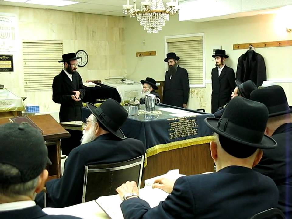 Rabbi Aron Katz Giving A Shiur in Miami Florida