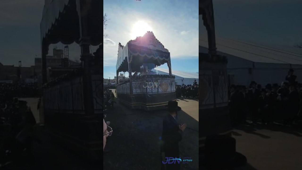 די תהלוכה ברחובות שיכון סקווירא מיט די בחורי חמד ביים מעמד הכנסת ס"ת פון האדמו"ר מסקווירא.