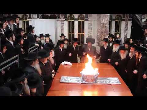 שריפת הפתילות בזאת חנוכה בחצה"ק שומרי אמונים
