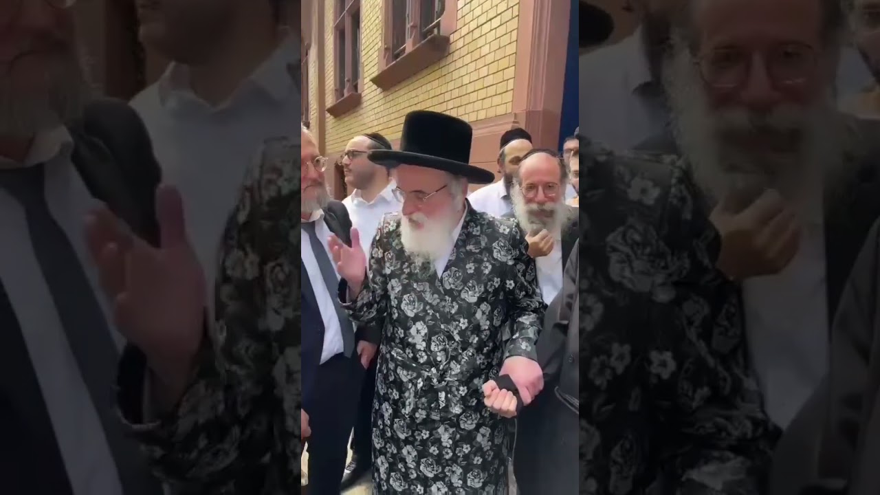 האדמו"ר מויז'ניץ שליט"א ביציאה מהכולל בשטראסבורג
