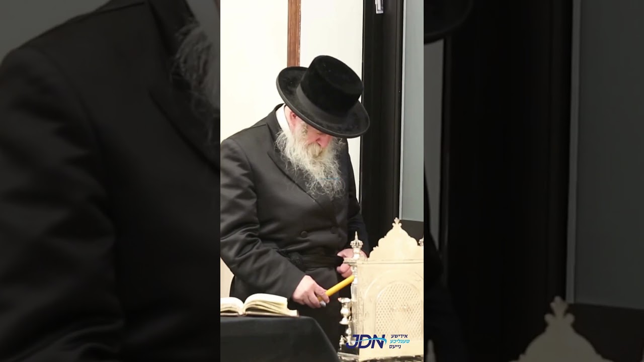האדמו"ר מלאיעוו טשערנאביל ביי הדלקת נרות חנוכה