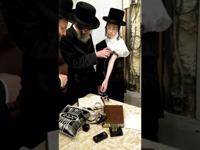 כ"ק אדמו"ר מסקולען שליט"א בהנחת תפלין לבן העסקן ר' יואל איצקאוויטש הי"ו