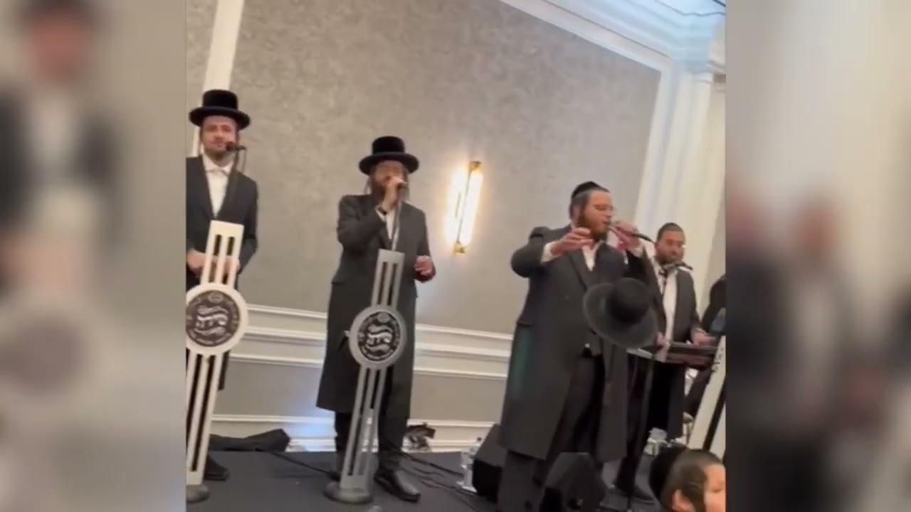 שרולי אלטמן עם מקהלת שירה והקלידן שימי לעווי