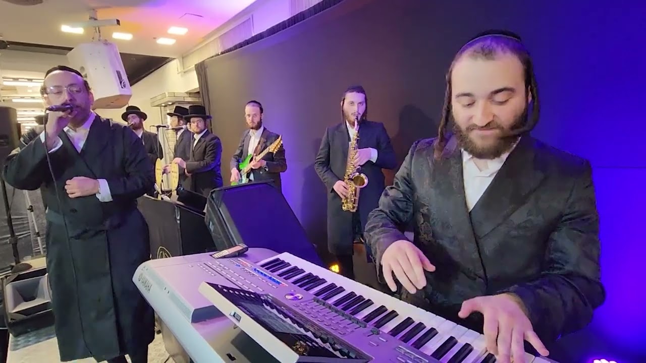 מוטי רוזנפלד🎹 אהרלה סאמעט🎤מקהלת נגינה🎤נותי לפשיץ🎷ויוסי וינר 🎸 במחרוזת דאנס 💥💥עם המון אנרגיות ⚡🔥🔊