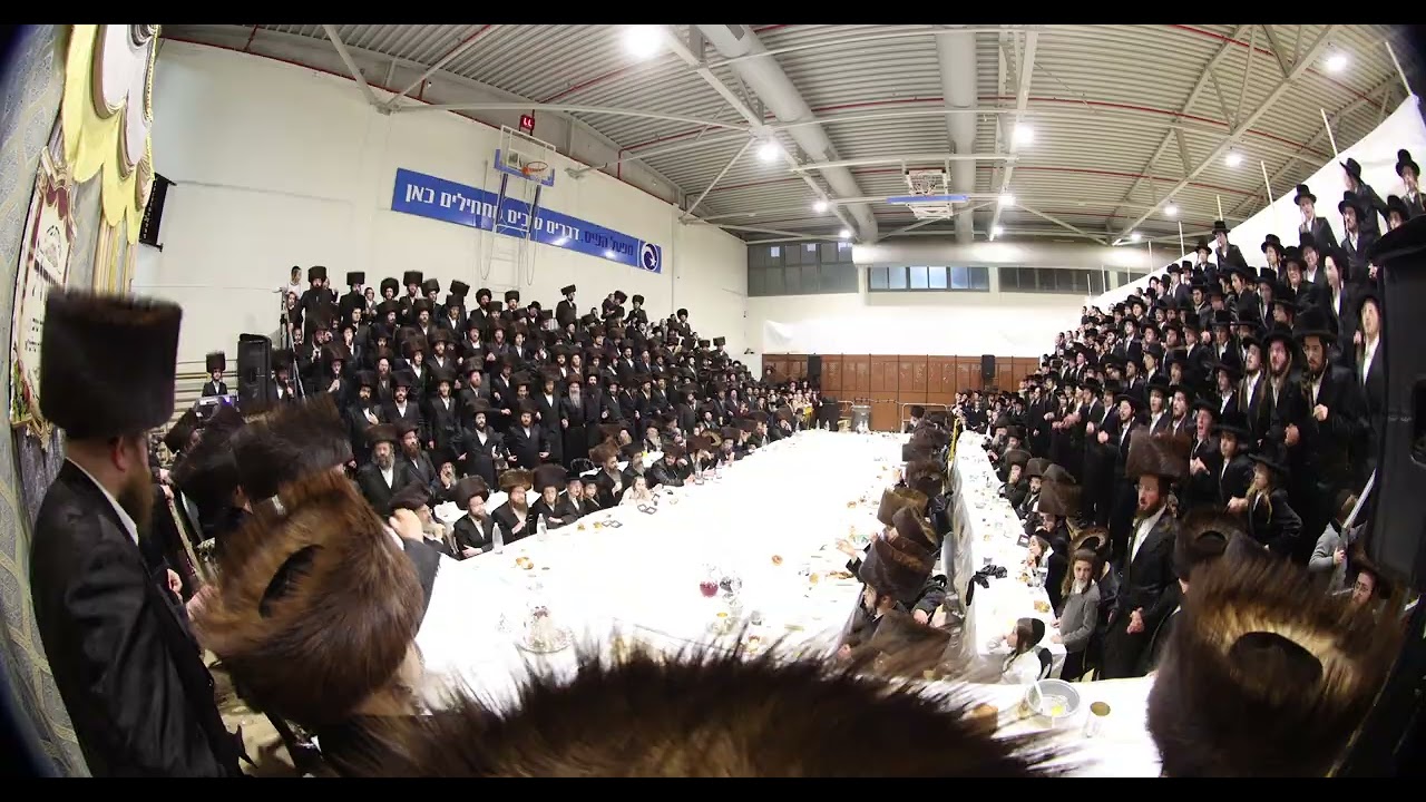 הקהל בריקוד סוער בשמחת הפארשפיל לבן כ"ק מרן האדמו"ר שליט"א