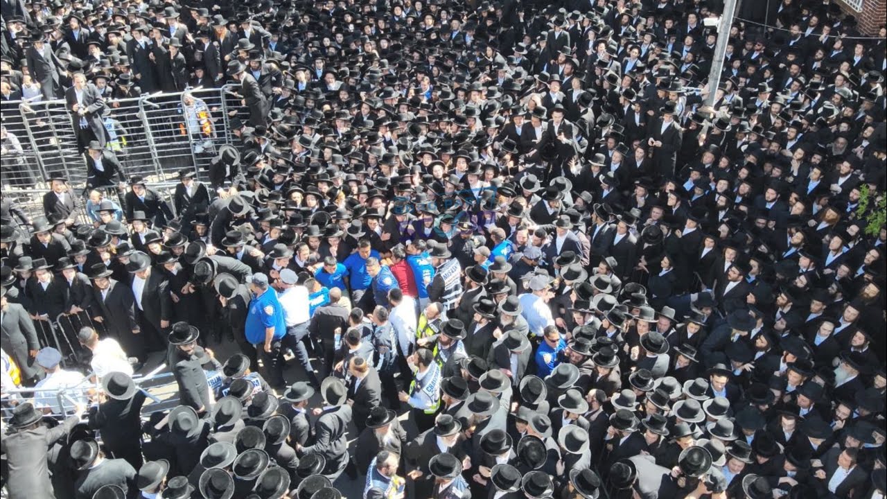 Thousands At The Levaya Of Skulener Rebbe ZT”L | מסע הלוויה של מרן אדמו”ר ר’ ישעיה יעקב מסקולען זצ”ל
