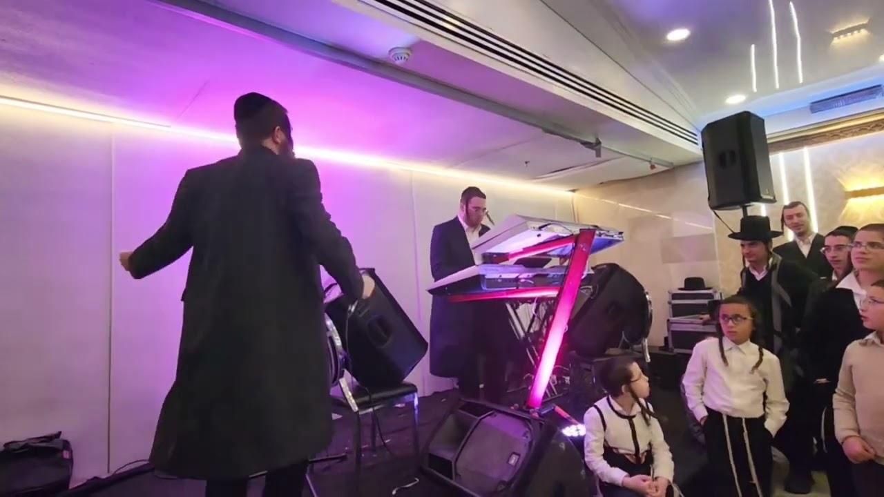 שמוליק קליין מקפיץ את רחבת הריקודים כמו שרק הוא יודע עם הקלידן יוחנן אורי