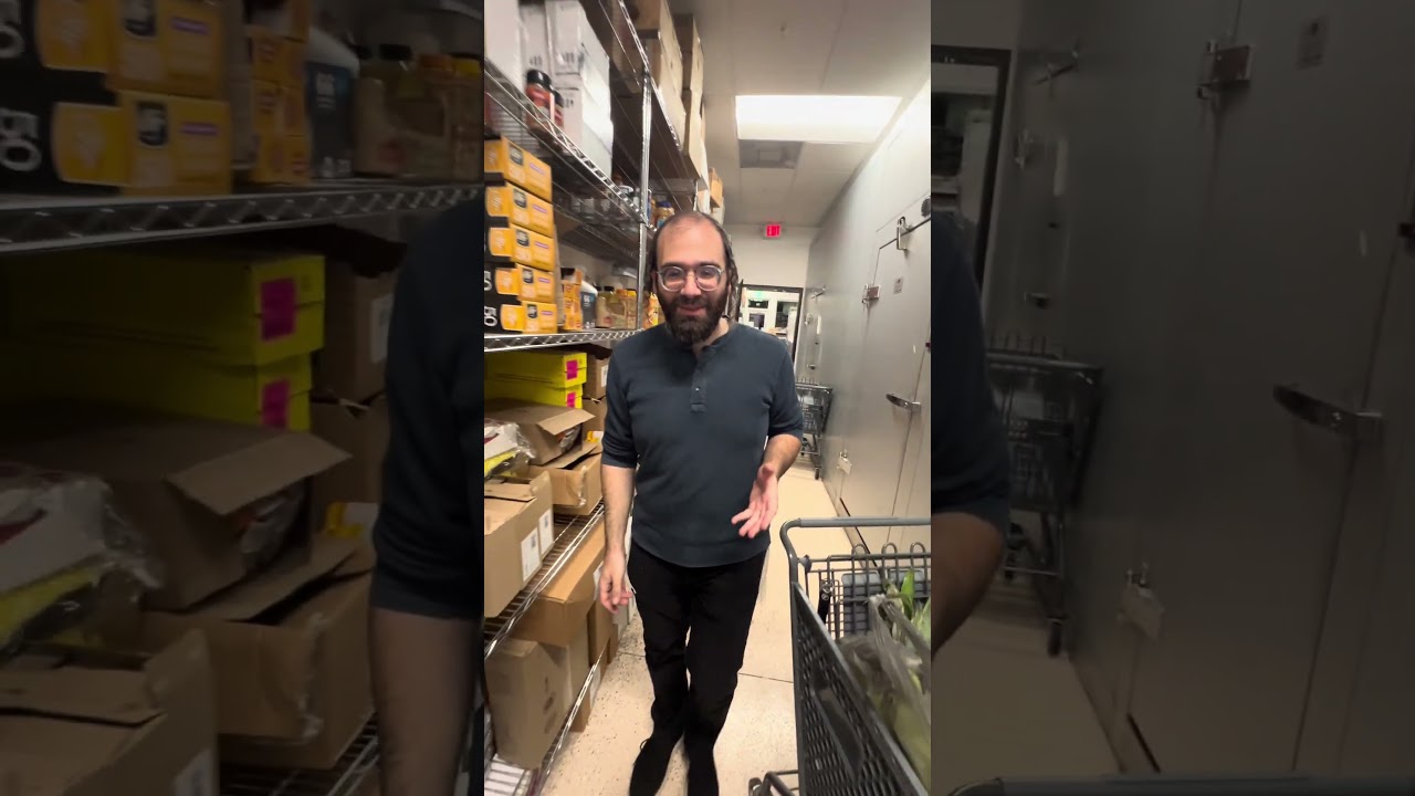 וואס טוט שמעון אזוי שפעט אין גראסערי?