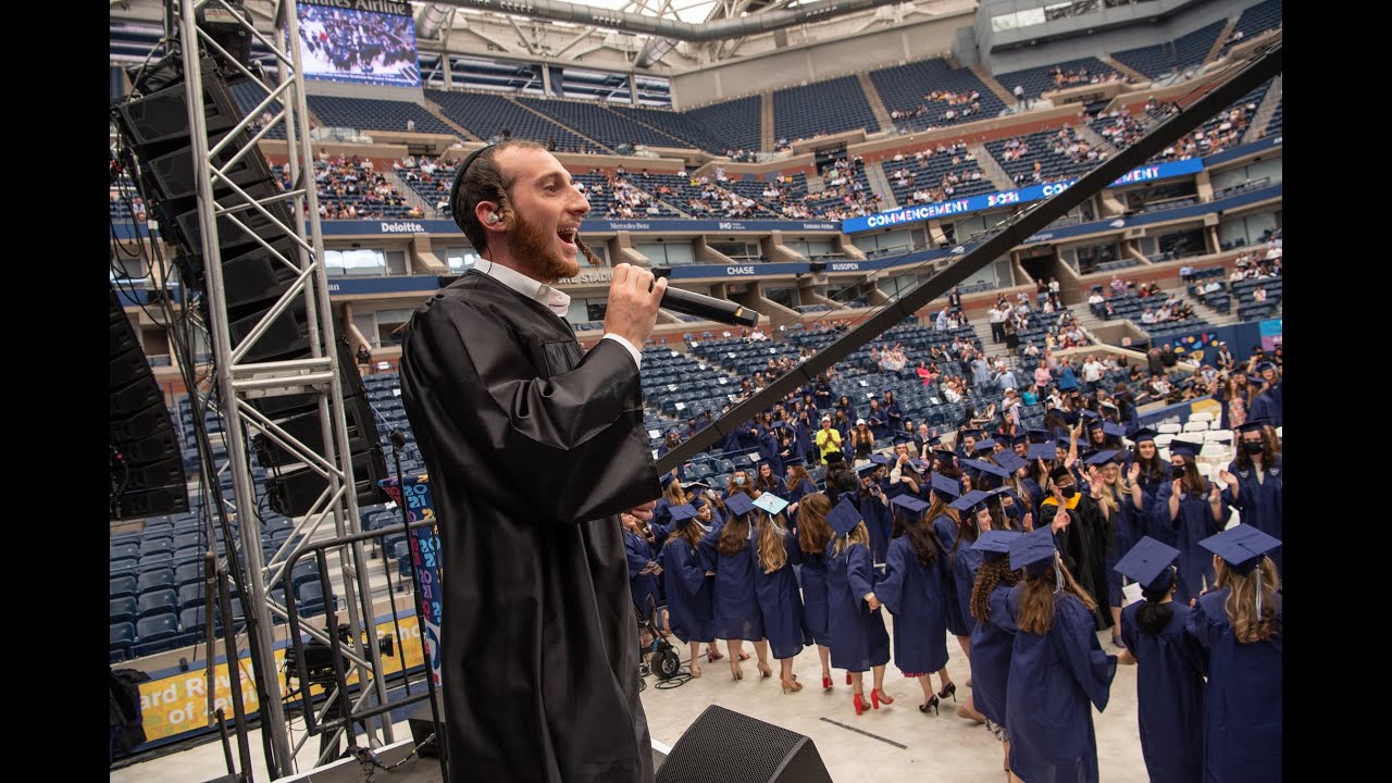 Internationally renowned singer Shulem Lemmer at YU Graduation 2021