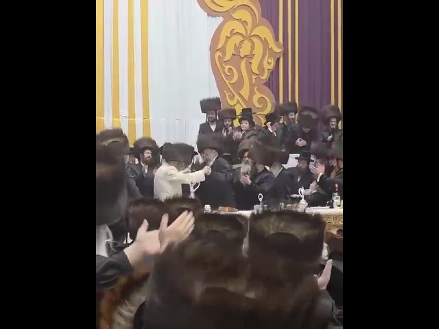היסטוריה - האדמו"ר מסאטמאר בריקוד עם גיסו גאב"ד סאטמאר ב"פ בשמחת החתונה לנכדת האדמו"ר מסאטמאר