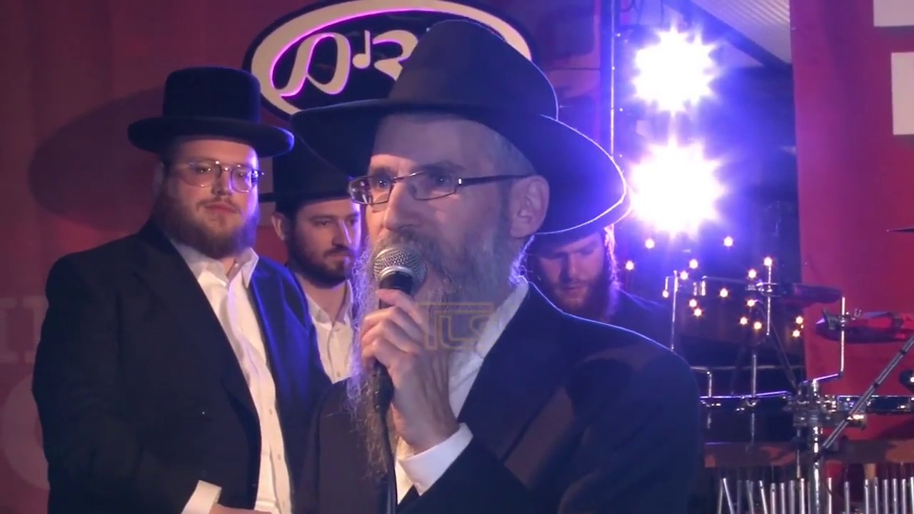 Avraham Fried performs at the Lakewood Hatzolah BiG Campaign