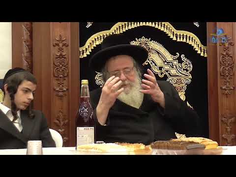 הגאון רבי שאול אלתר שליט"א איז זיך משתתף ביי מעמד הנחת תפילין לאחד מחסידיו
