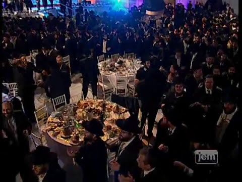 4,000 Shluchim dance together at the International Conference of Shluchim 2008